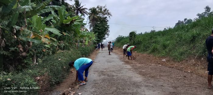 Kegiatan Warga Desa Arjoari Menjaga Kebersihan Lingkungan  (Tusino ) 01