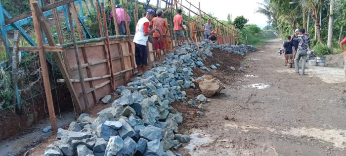 Pembangunan Talud Jembatan Gantung Dan Rabat Beton Dukuh Pesirihan RW 03 ( Kasiman ) 01